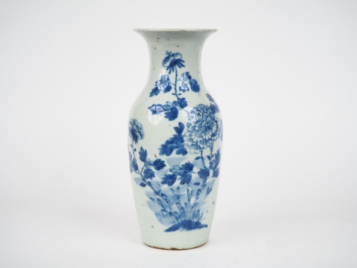 Vase balustre à décor de en bleu et blanc de pivoiniers en fleur. Chin