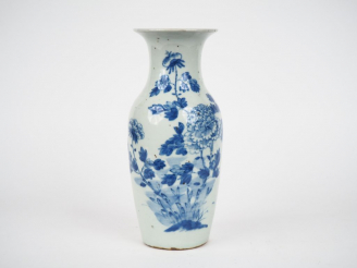 Vente aux enchères Vase balustre à décor de en bleu et blanc de pivoiniers en fleur. Chin