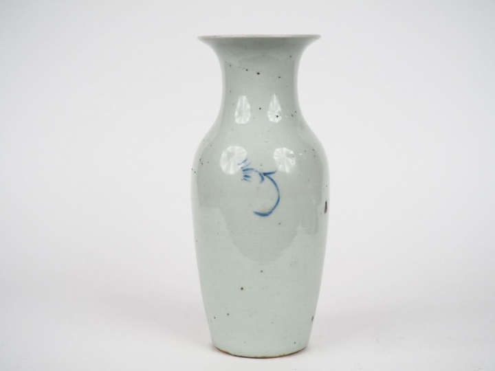 Vase balustre à décor de en bleu et blanc de pivoiniers en fleur. Chin