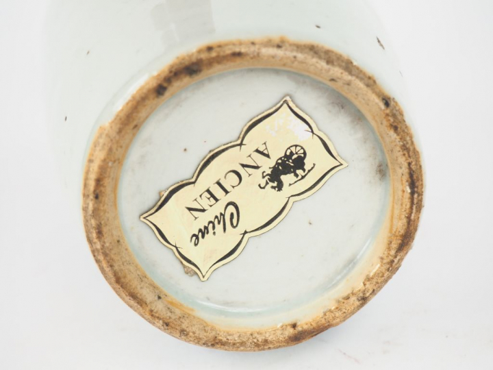 Vase balustre à décor de en bleu et blanc de pivoiniers en fleur. Chin