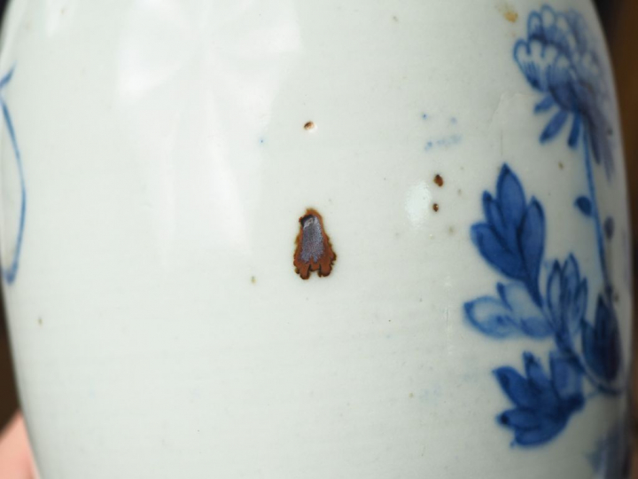 Vase balustre à décor de en bleu et blanc de pivoiniers en fleur. Chin