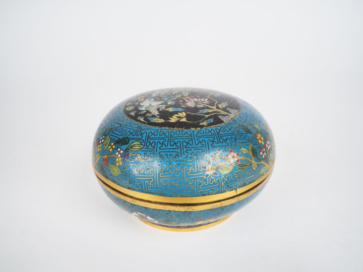 Bonbonnière en émaux cloisonnées sur cuivre, a décor d'un médaillon ce