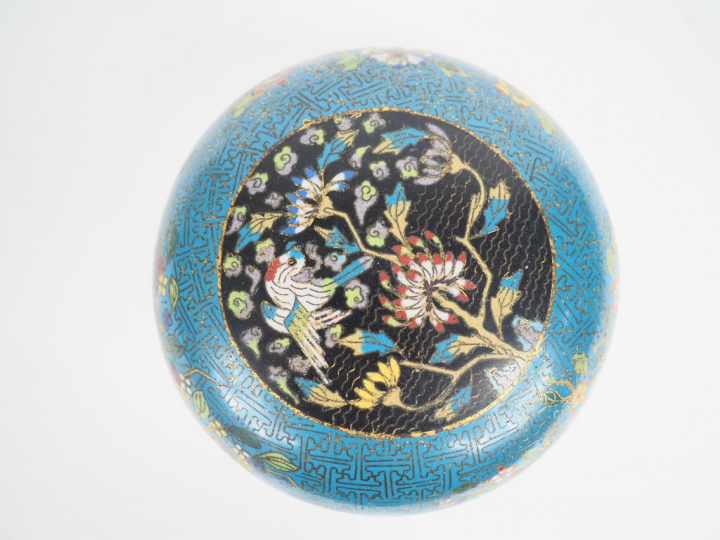 Bonbonnière en émaux cloisonnées sur cuivre, a décor d'un médaillon ce