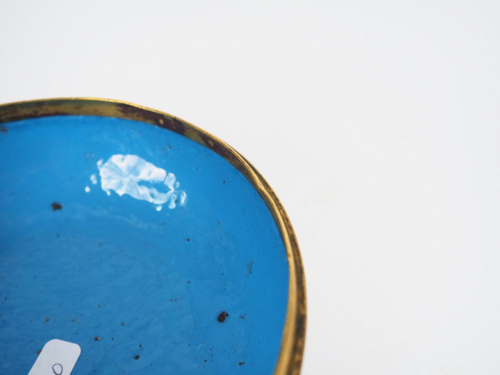 Bonbonnière en émaux cloisonnées sur cuivre, a décor d'un médaillon ce