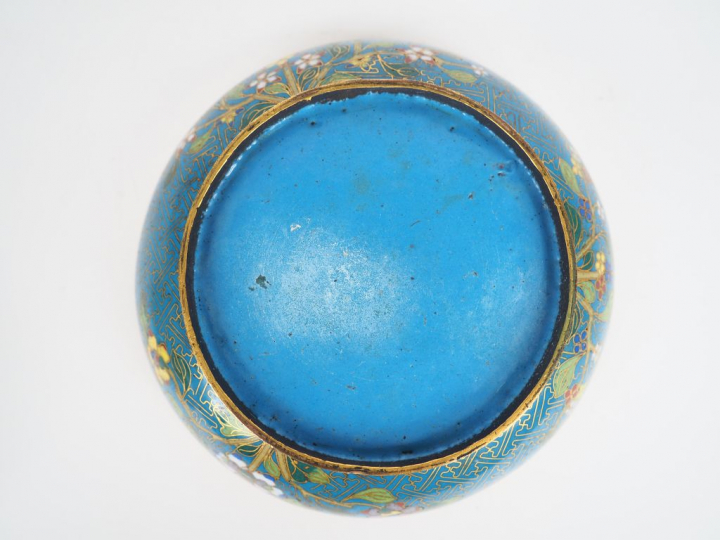 Bonbonnière en émaux cloisonnées sur cuivre, a décor d'un médaillon ce