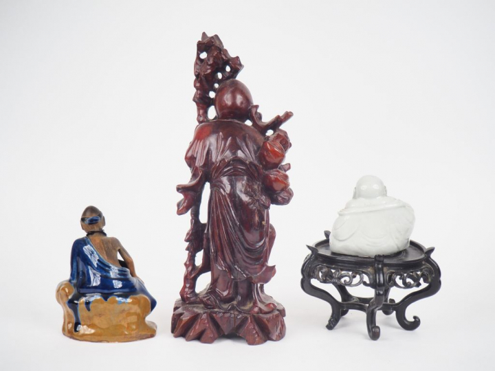 Ensemble comprenant: 1 bois sculpté représentant le Zhoulao. 1 blanc d