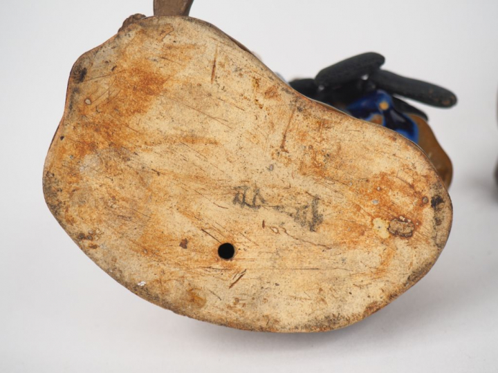 Ensemble comprenant: 1 bois sculpté représentant le Zhoulao. 1 blanc d