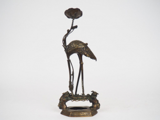 Vente aux enchères Groupe en bronze à patine claire représentant un échassier picorant, 2