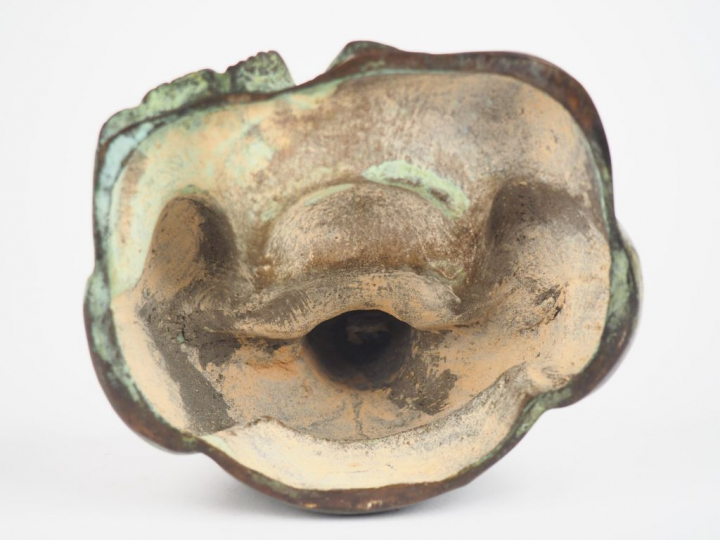 Chine, vers 1900,  Bouddha milefo en bronze de patine brune et verte. 