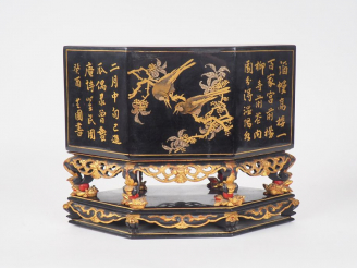 Vente aux enchères Travail de Ningbo vers 1920,  Autel portatif en bois laqué noir et dor