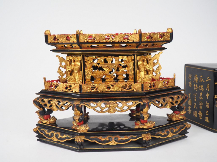 Travail de Ningbo vers 1920,  Autel portatif en bois laqué noir et dor