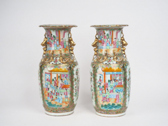 Vente aux enchères Canton, fin XIXe siècle, Paire de vases de forme balustre à col ourlé 