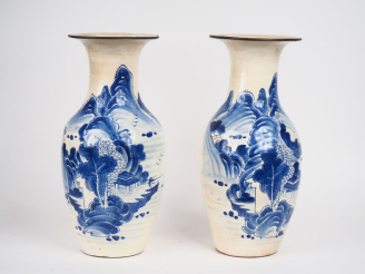 Vente aux enchères Chine vers 1900, Paire de vases de forme balustre en porcelaine émaill