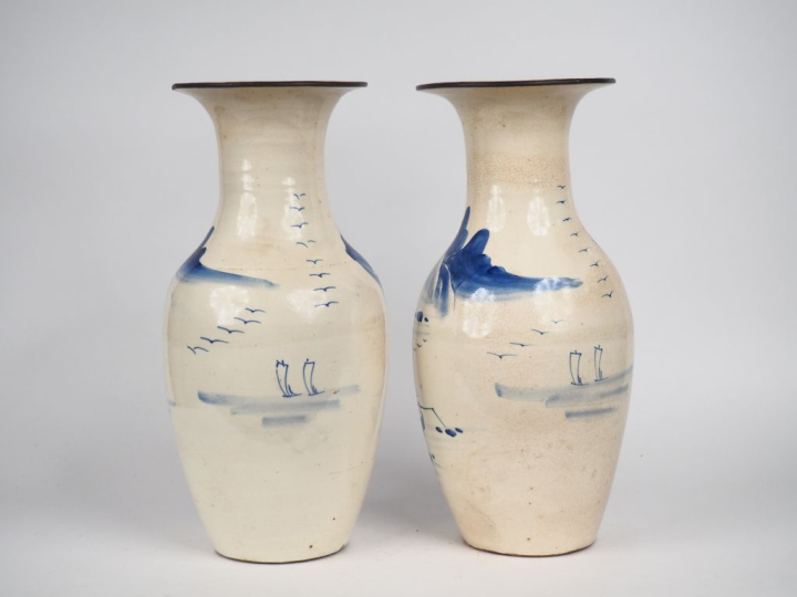 Chine vers 1900, Paire de vases de forme balustre en porcelaine émaill