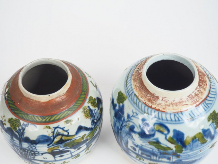 Chine fin XIXe début XXe siècle Deux pots à gingembre à panse globulai