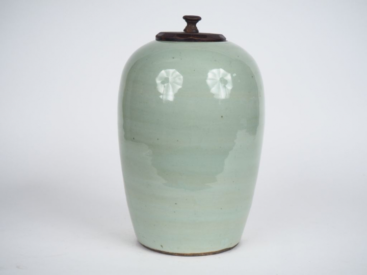 Chine, vers 1900 Pot à gingembre à panse ovoïde en porcelaine émaillée