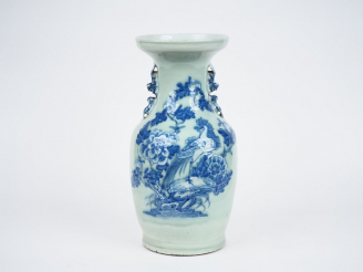 Vente aux enchères Chine, début XXe siècle,  Vase balustre en porcelaine émaillée céladon