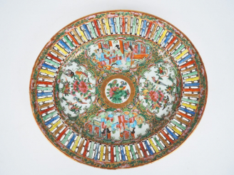 Vente aux enchères Canton, fin XIXe siècle,  Plat ovale en porcelaine et émaux de style f