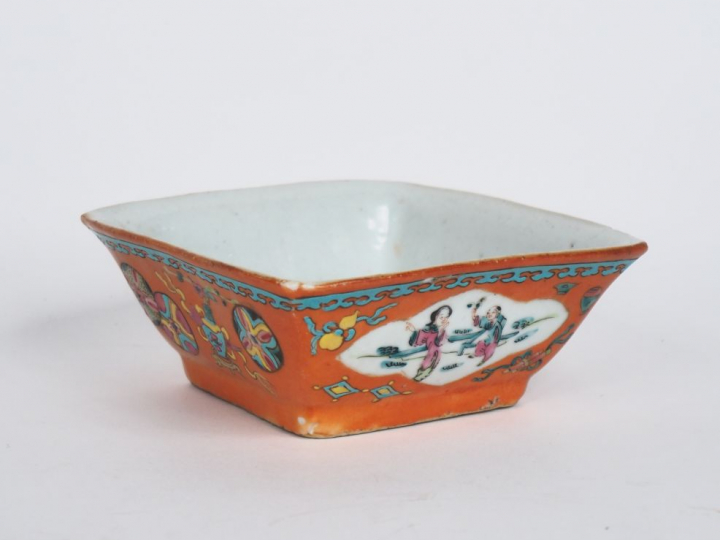 Chine, vers 1900 Ravier quadrangulaire en porcelaine et émaux de style