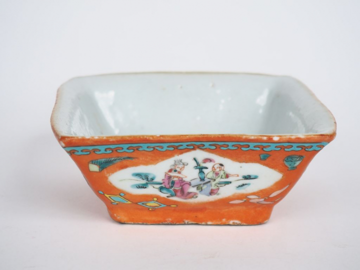 Chine, vers 1900 Ravier quadrangulaire en porcelaine et émaux de style