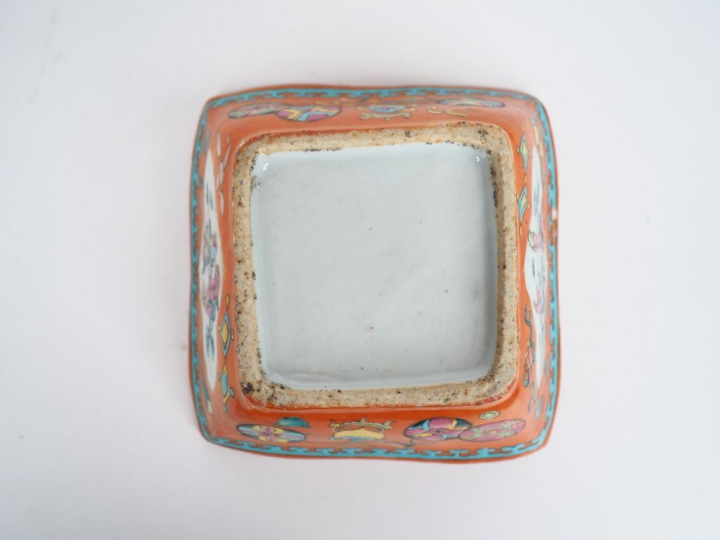 Chine, vers 1900 Ravier quadrangulaire en porcelaine et émaux de style
