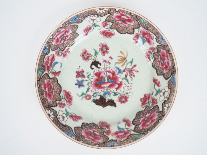 Compagnie des Indes, XVIIIe siècle,  Assiette en porcelaine et émaux d