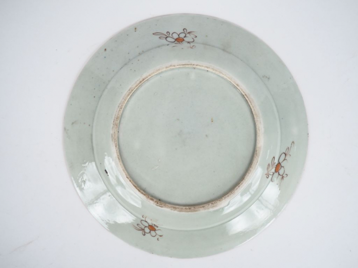 Compagnie des Indes, XVIIIe siècle,  Assiette en porcelaine et émaux d