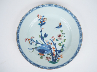 Vente aux enchères Compagnie des Indes XVIIIe siècle,  Assiette en porcelaine et émaux po