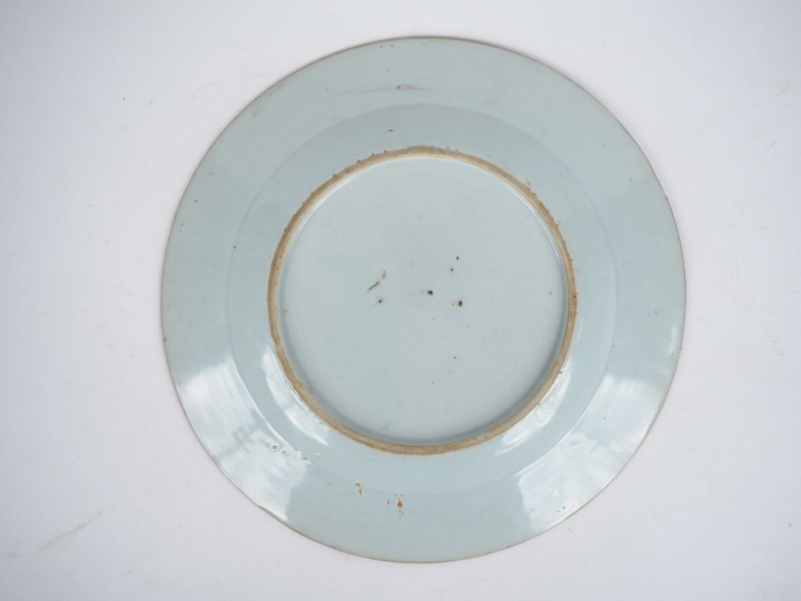 Compagnie des Indes XVIIIe siècle,  Assiette en porcelaine et émaux po