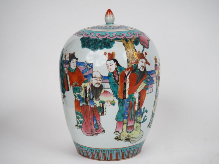 Chine, XXe siècle,  Pot à gingembre couvert à panse ovoïde en porcelai