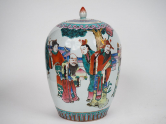 Vente aux enchères Chine, XXe siècle,  Pot à gingembre couvert à panse ovoïde en porcelai