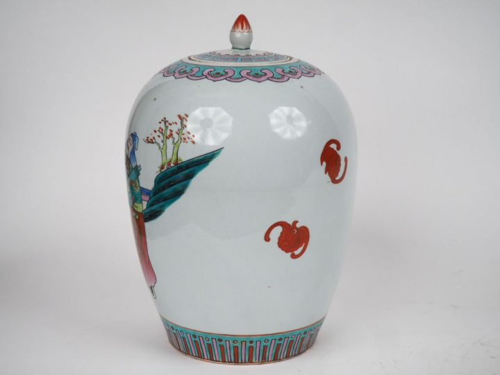 Chine, XXe siècle,  Pot à gingembre couvert à panse ovoïde en porcelai