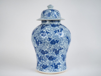 Vente aux enchères Chine, XXe siècle,  Potiche balustre couverte en porcelaine bleu blanc