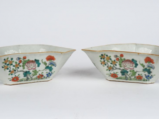 Vente aux enchères Chine, XIXe siècle,  Paire de coupes ou raviers polylobés en porcelain