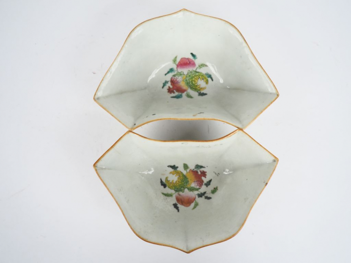 Chine, XIXe siècle,  Paire de coupes ou raviers polylobés en porcelain