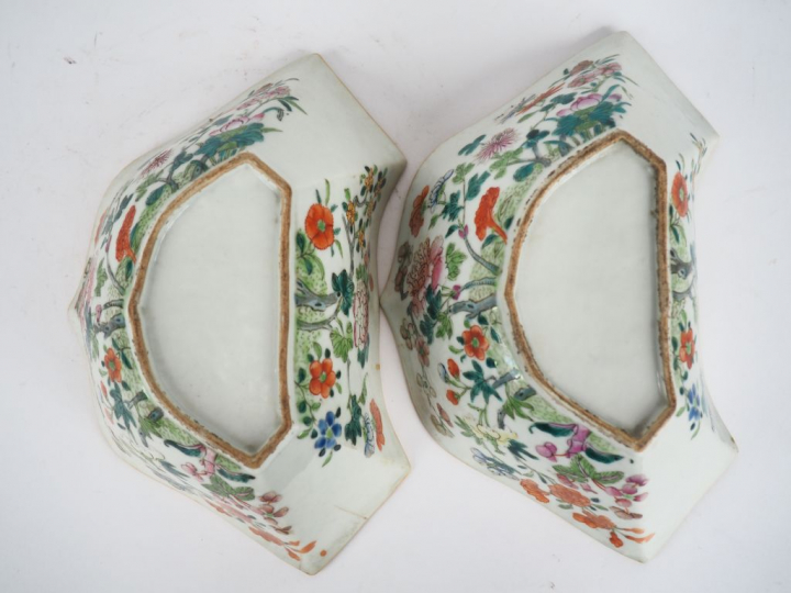 Chine, XIXe siècle,  Paire de coupes ou raviers polylobés en porcelain