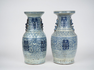Vente aux enchères Chine, début XXe siècle, Deux vases de forme balustre en porcelaine bl