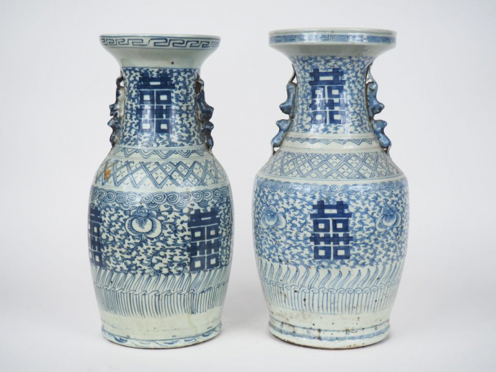 Chine, début XXe siècle, Deux vases de forme balustre en porcelaine bl