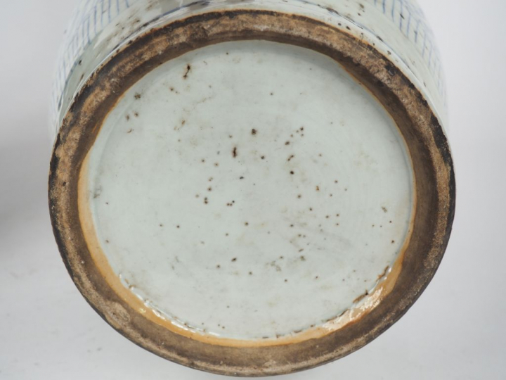 Chine, début XXe siècle, Deux vases de forme balustre en porcelaine bl