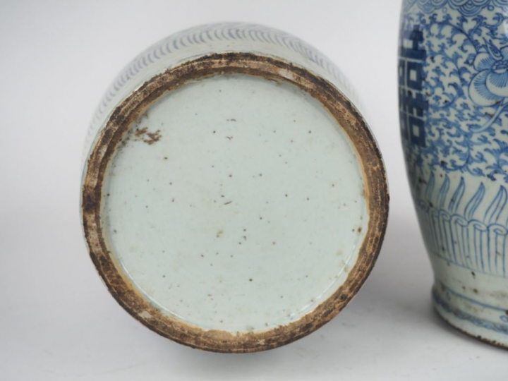 Chine, début XXe siècle, Deux vases de forme balustre en porcelaine bl