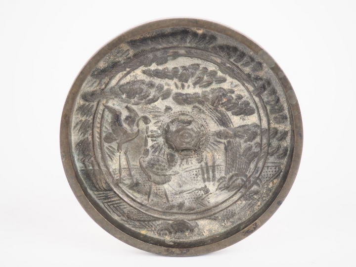 Miroir en bronze à décor d'échassier sous des pins de longévité. Chine