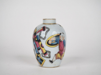 Vente aux enchères Petit vase ovoïde de style famille rose à décor d'enfants et d'objets 