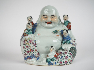 Vente aux enchères Chine XXe siècle,  Groupe en porcelaine représentant le bouddha milefo