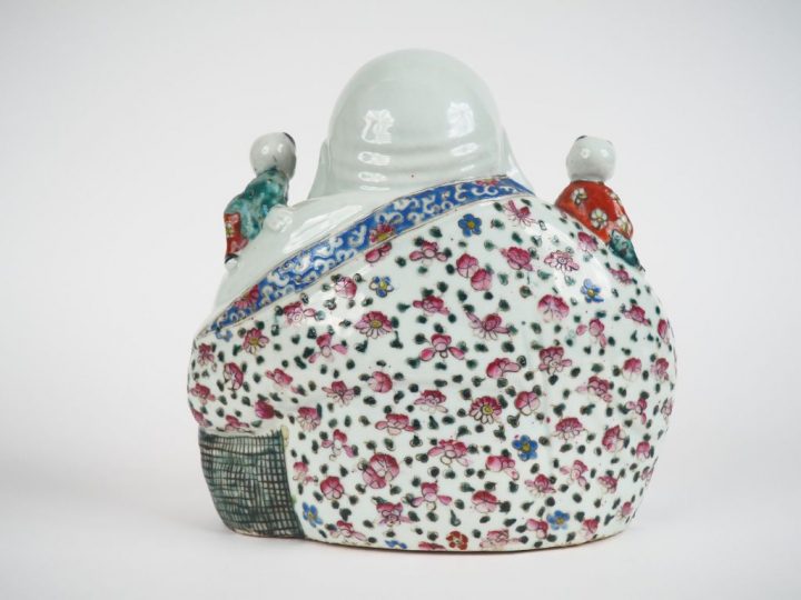 Chine XXe siècle,  Groupe en porcelaine représentant le bouddha milefo
