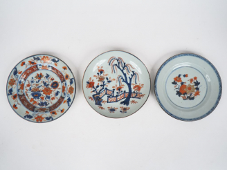Vente aux enchères Chine XVIIIe siècle Trois assiettes en porcelaine Imari Diam 22 à 23 c