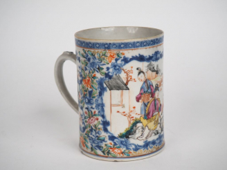 Vente aux enchères Chine XVIIIe siècle Chope en porcelaine et émaux de la famille rose. H