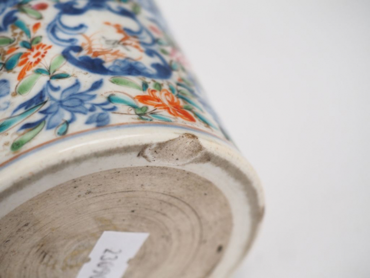 Chine XVIIIe siècle Chope en porcelaine et émaux de la famille rose. H