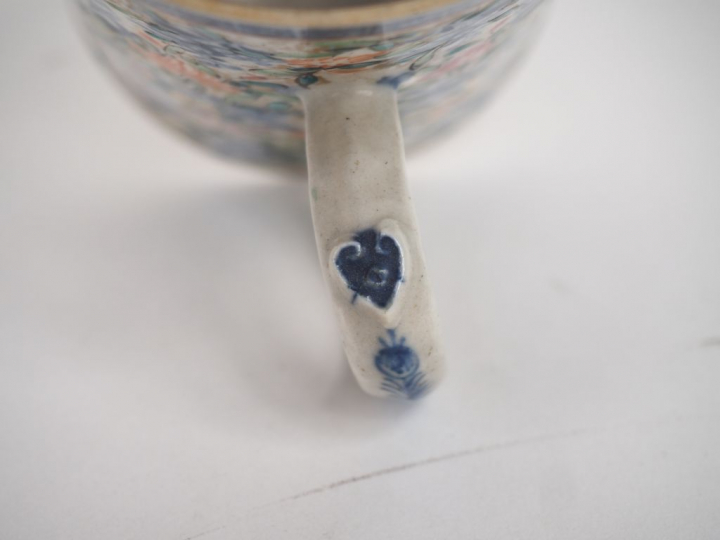 Chine XVIIIe siècle Chope en porcelaine et émaux de la famille rose. H