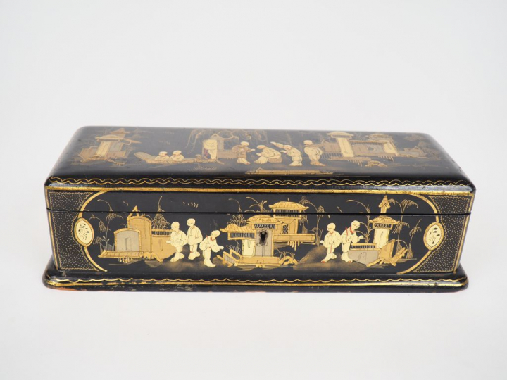 Angleterre vers 1880, dans le goût des laques de Canton, Boîte à bijou