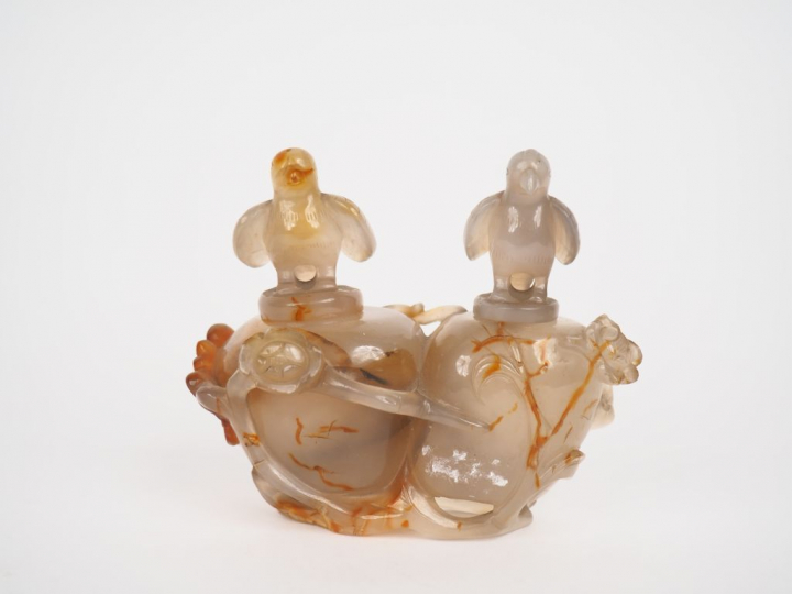 Chine, début XXe siècle, Groupe en agate cornaline, sculpté de deux go